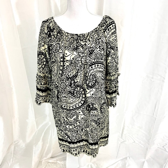 Umgee Dresses & Skirts - NWT   UMGEE    FLORAL/PAISLEY DRESS     SMALL